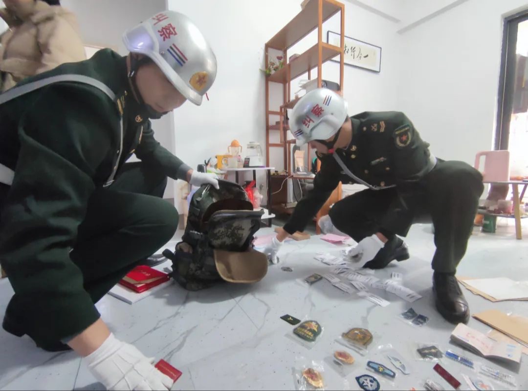 男子伪造军队公章卖仿制军服被抓：自认有利可图，在网络兜售