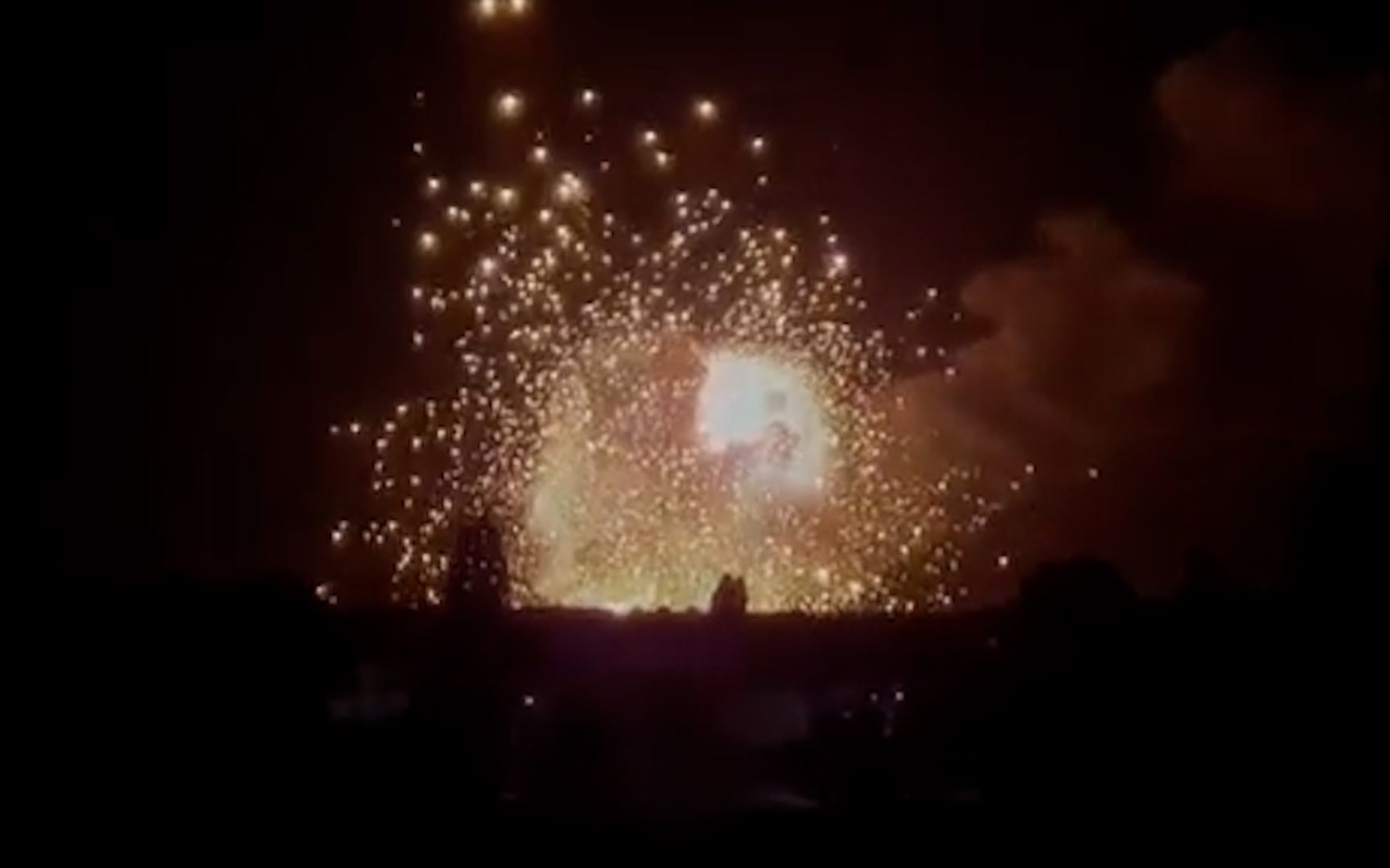 乌军夜袭赫尔松导致剧烈爆炸 巨大蘑菇云升腾火花照亮夜空