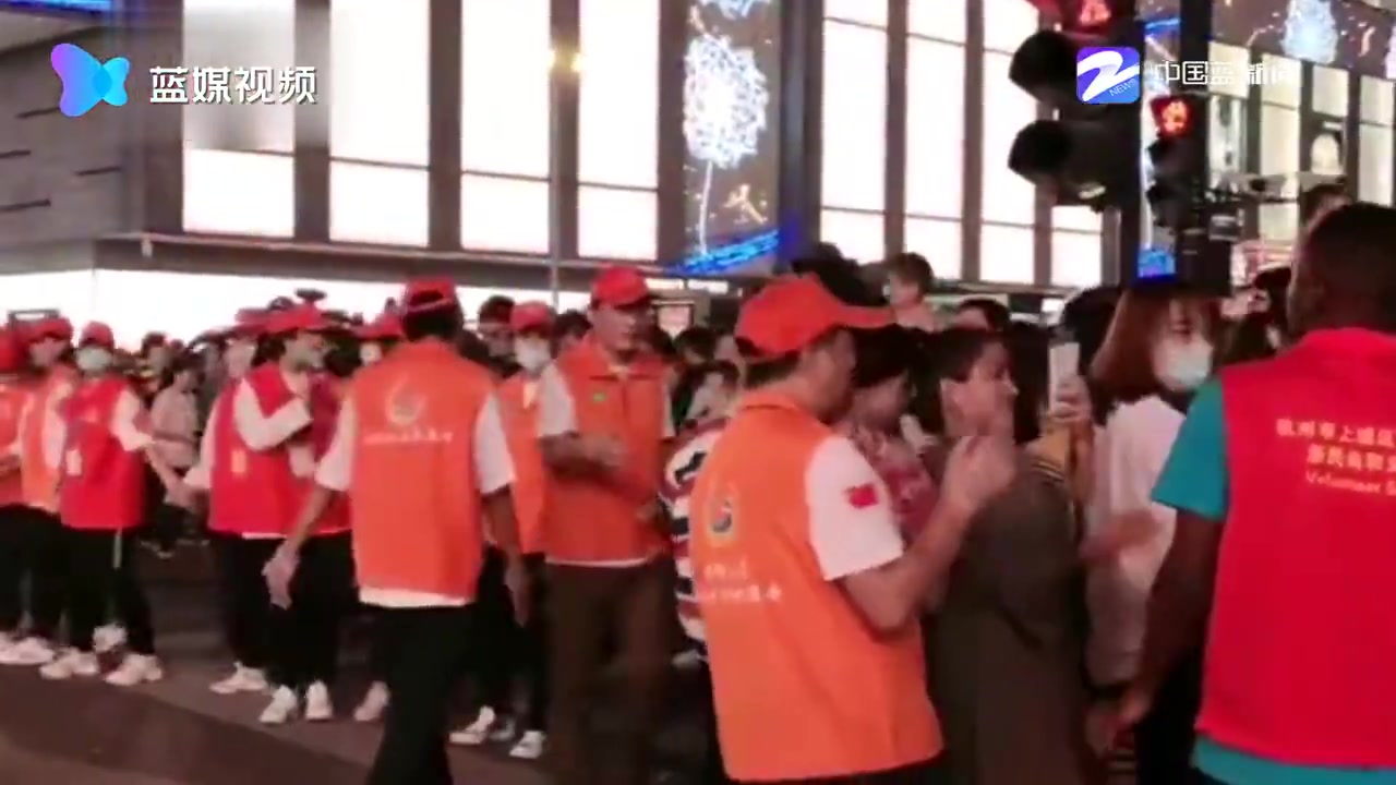 西湖千名志愿者组人墙维持秩序