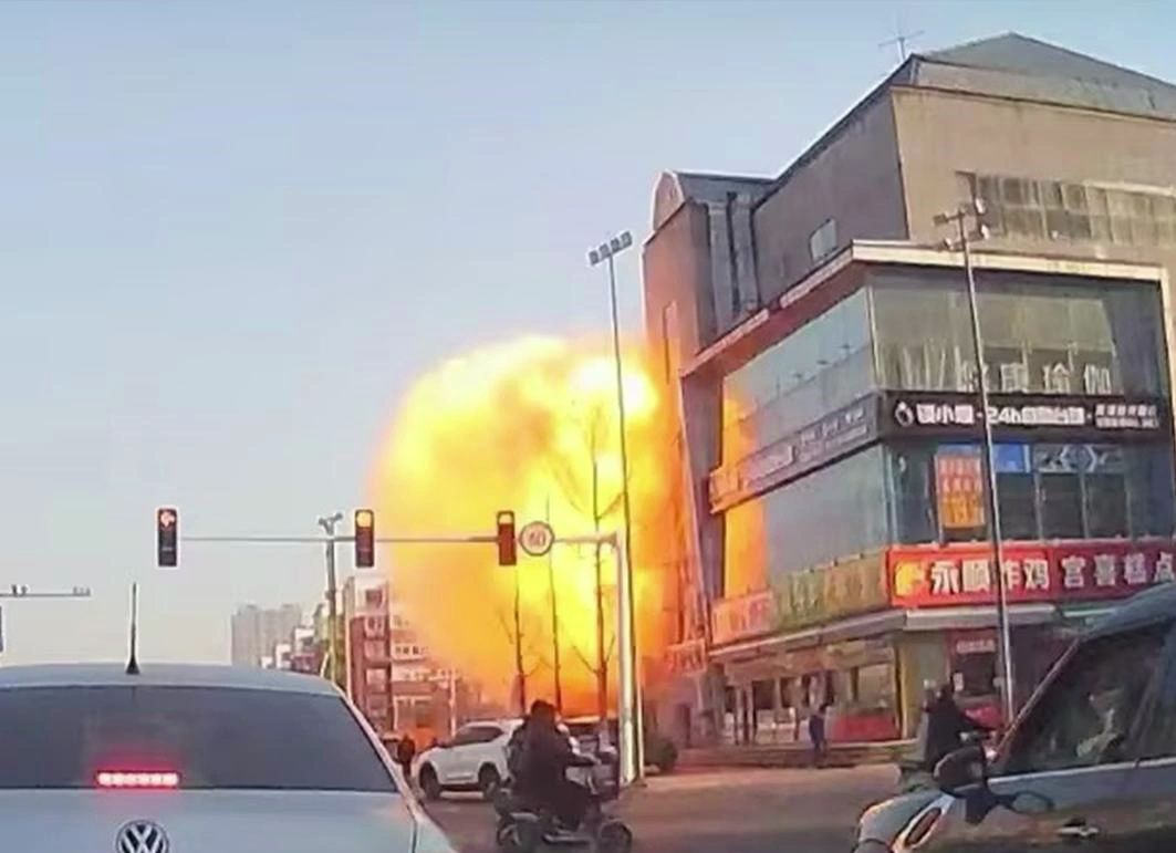 河北燕郊一小区底商发生爆炸，旁边商户：爆炸建筑内有招待所