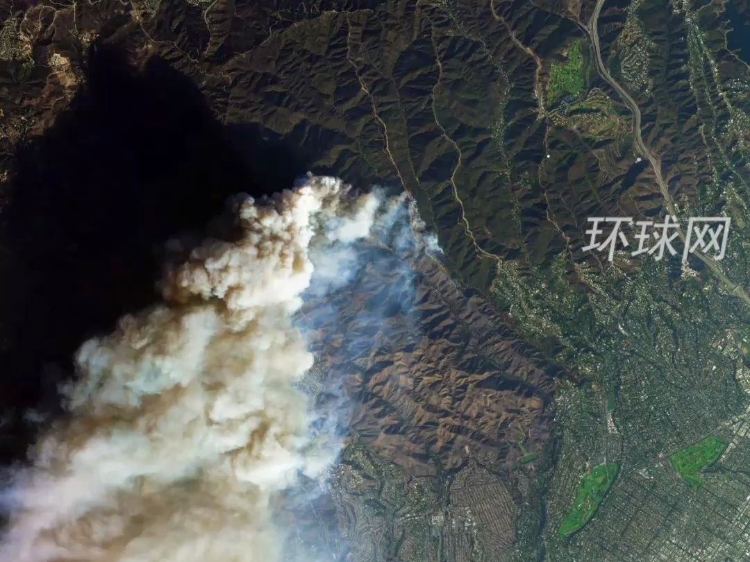 卫星图像直击美国洛杉矶山火前后：火势从太空清晰可见，大量烟雾弥漫、绿色植被被焚烧