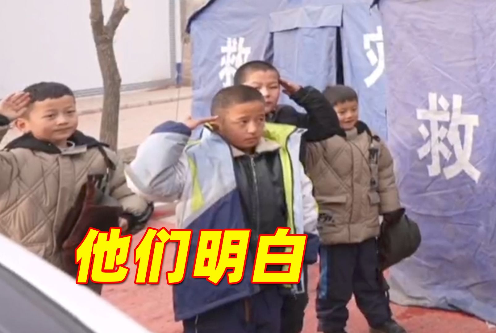 “消防员叔叔，你们辛苦了！”孩子们敬礼的手迟迟不肯放下