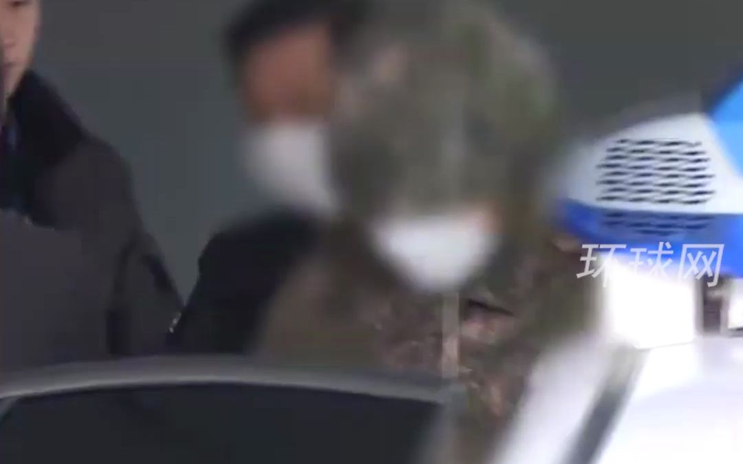 韩军士兵当街从装甲车上跳下挥刀伤人，自称“部队生活太辛苦，不想回营”