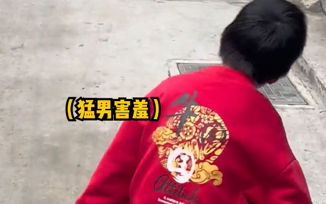 男孩跟女生出去玩被人抓拍，“那是我的女同学”