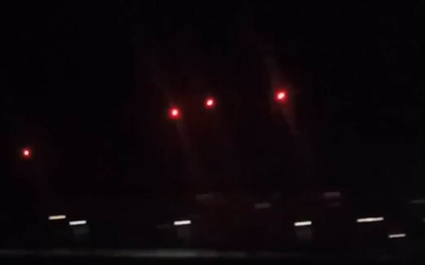 实拍乌克兰南部深夜激战爆炸声四起 多枚红色闪光不明物体飞越屋顶