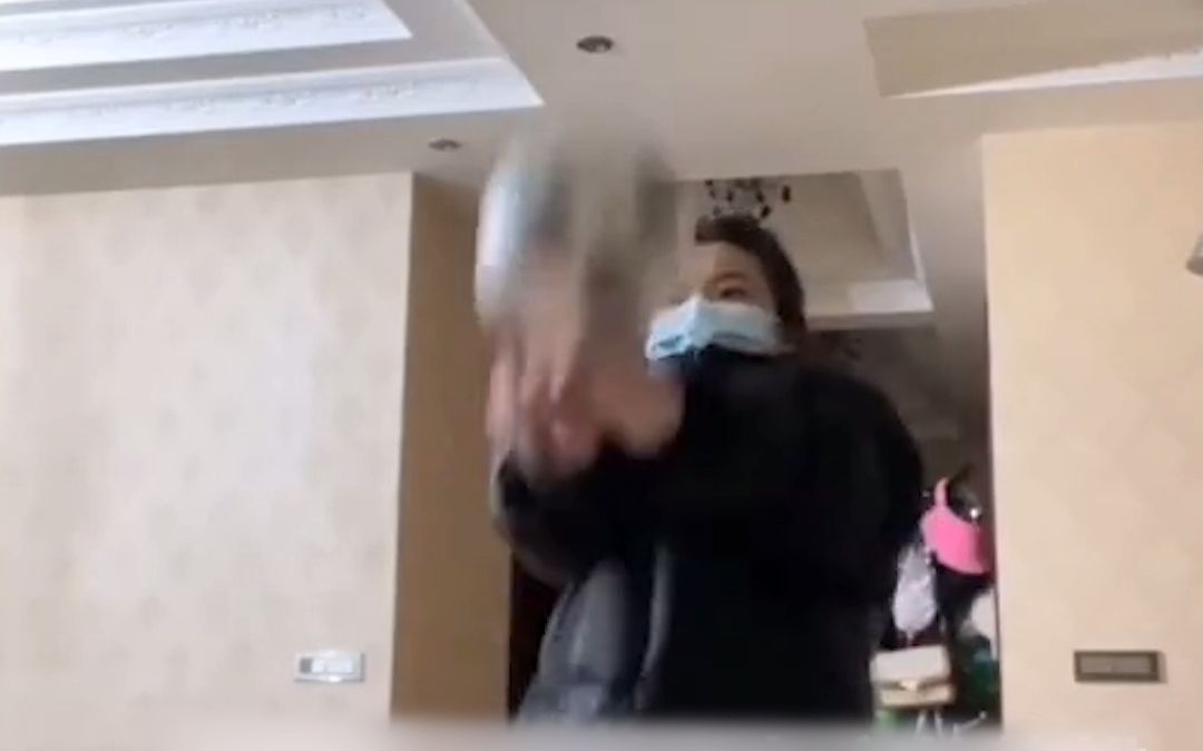 女生在家拍视频交颠排球作业，颠球的时候一卡一卡的，网友：她是懂剪辑的。