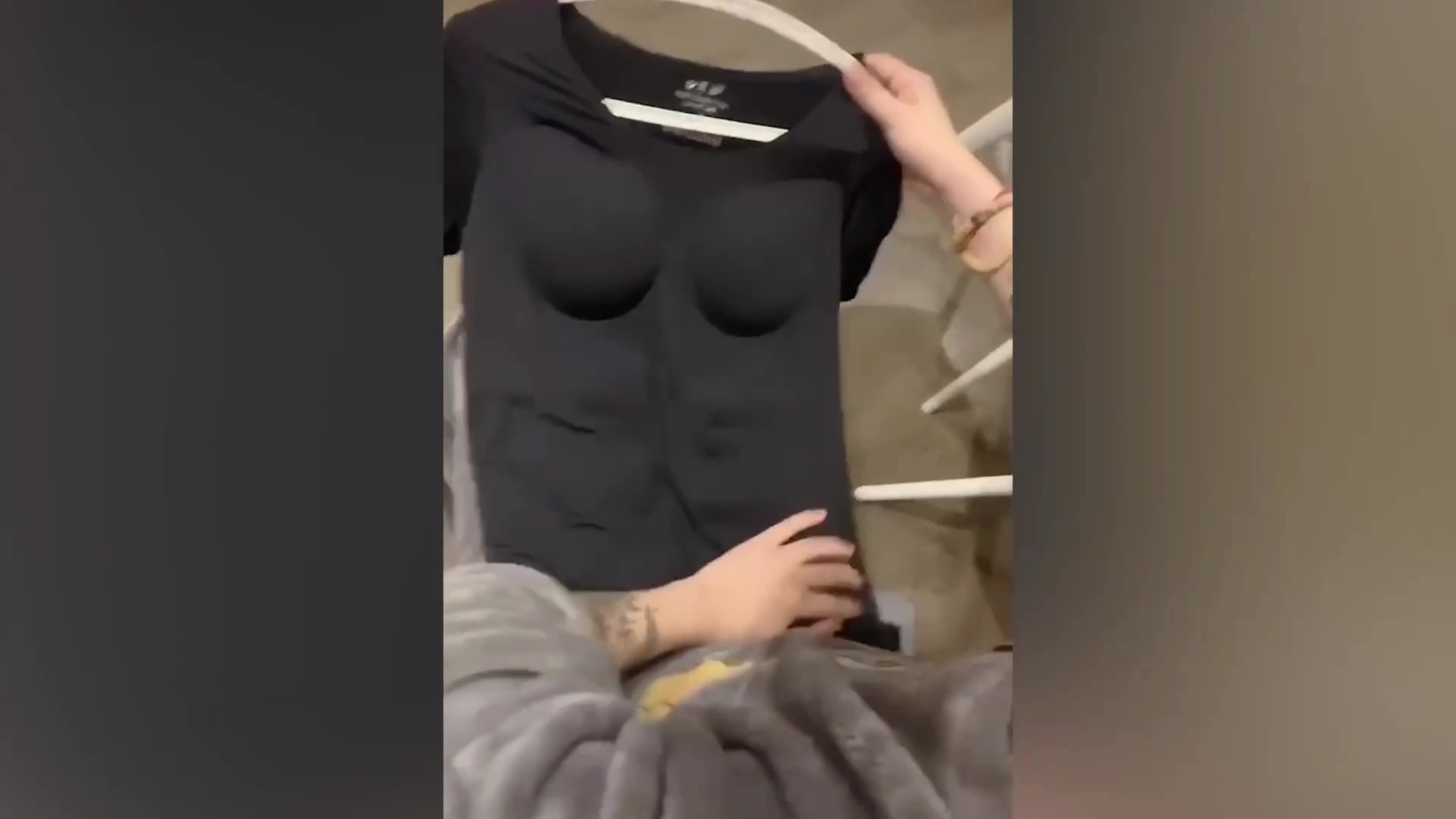 男子穿“型男服”秀腹肌 穿上后看侧面笑喷网友：像是揣了地雷