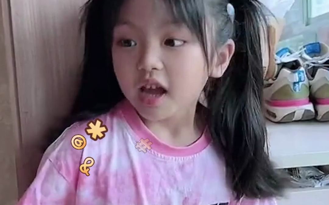 可爱！四川女孩嘲笑爸爸不会吃辣，“四川人不会吃辣椒，开除川籍”，自己亲自示范吃辣条，下一秒......