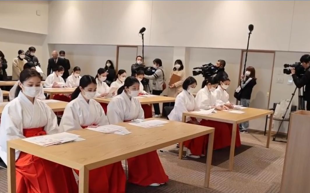 疫情期间航班锐减 日本空姐被派去神社当巫女