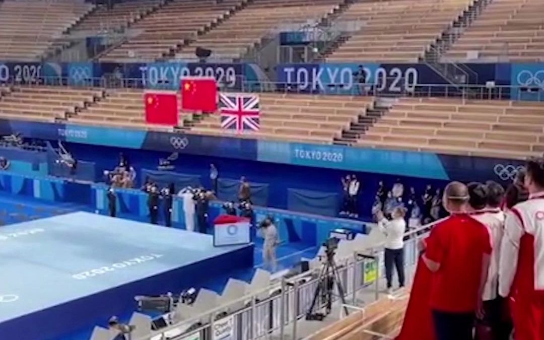 这不是重播！两面五星红旗在东京赛场升起，中国国歌再一次响彻东京赛场！