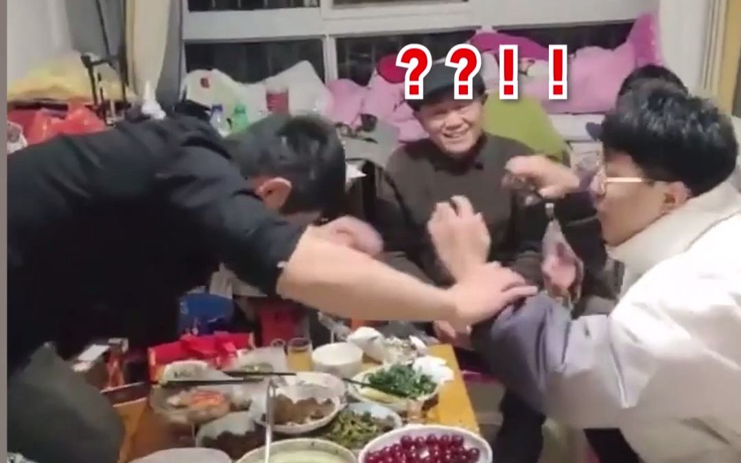 男生一进门滑跪式给长辈拜年，下一秒拿起剪刀，舅舅愣住了......网友：这舅舅的压岁钱得多包点~