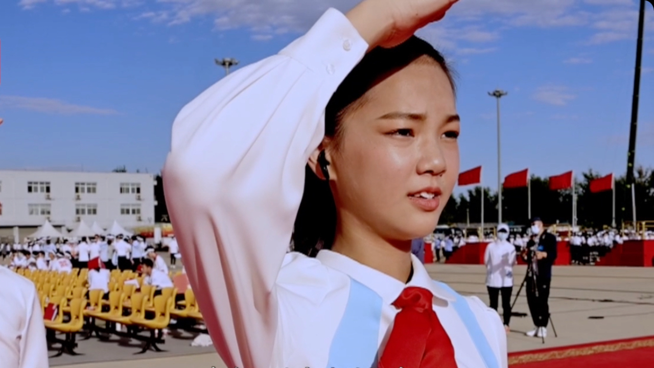 千人献词团的“蓝白制服”，设计灵感竟然源于少先队服！