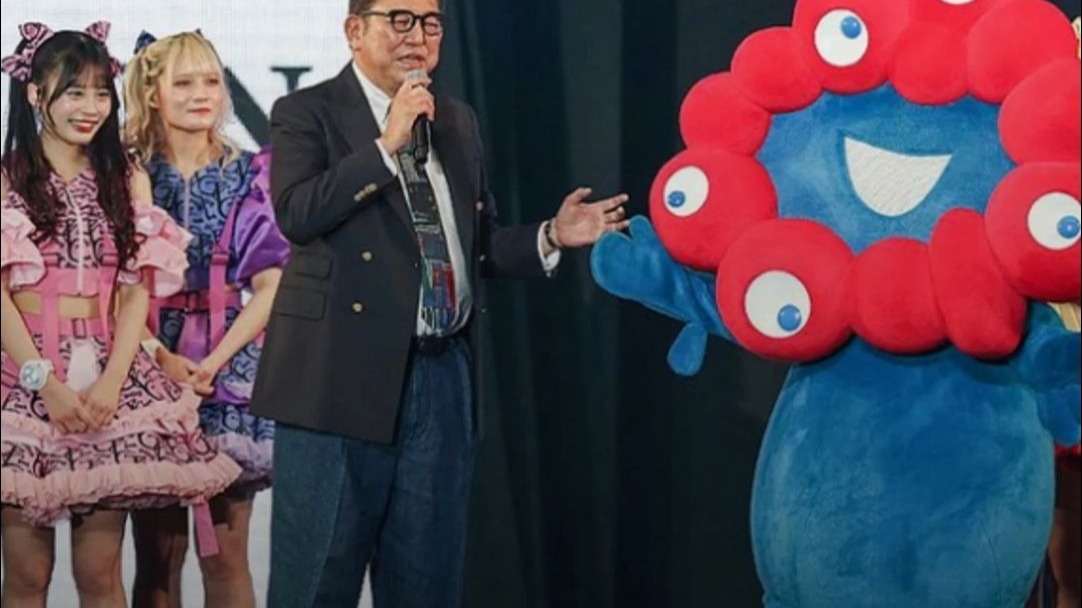 日本首相穿牛仔裤休闲鞋 出席“东京少女时装展” 自称“非常紧张”