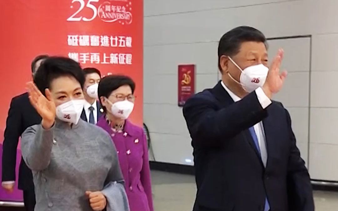 “我的心和中央政府的心始终同香港同胞在一起！”