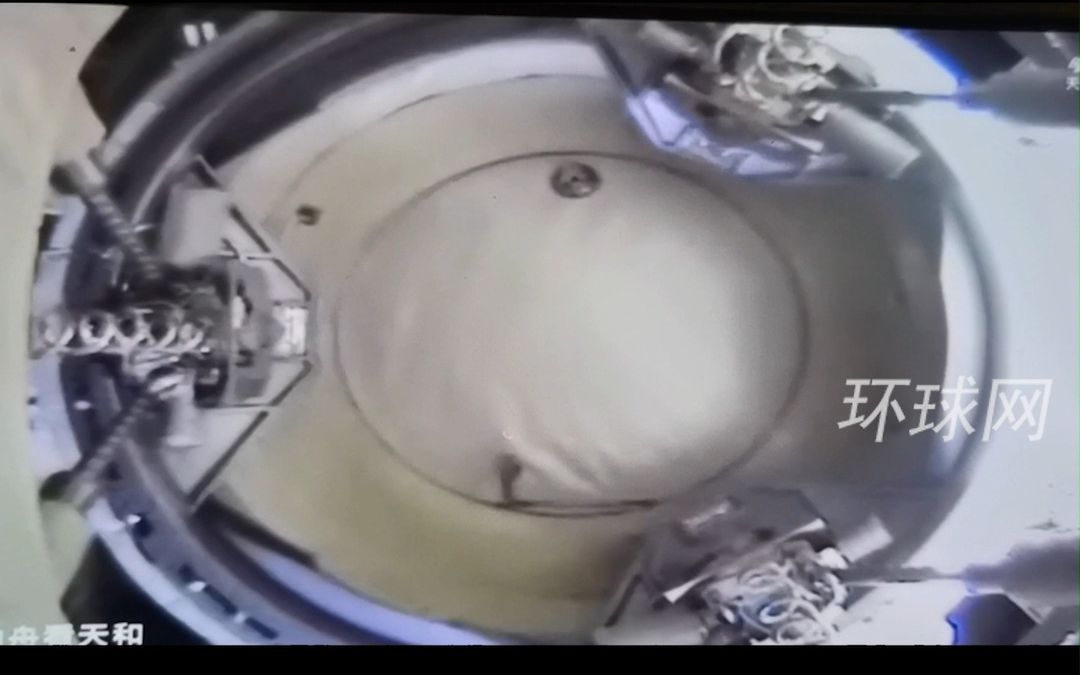 神舟十六号载人飞船与空间站组合体，完成自主快速交会对接
