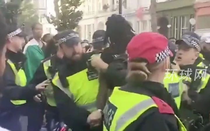 英国诺丁山狂欢节暴力事件再起 约75名警察遇袭 现场垃圾遍地