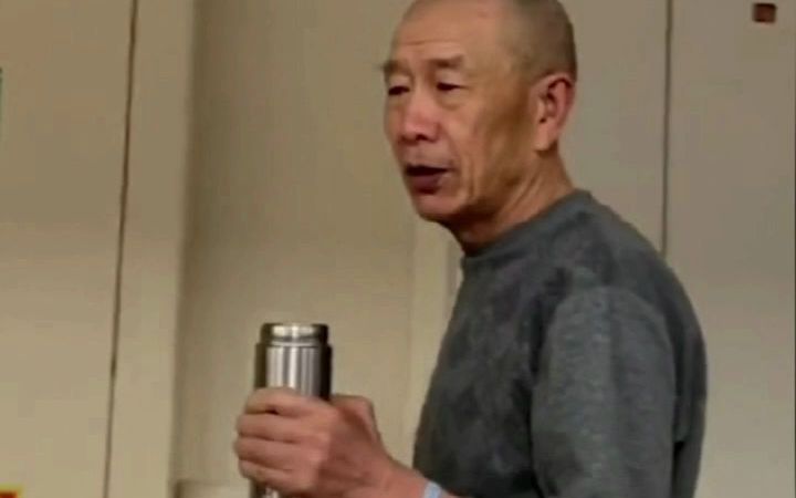 可爱又暖心！一护士值夜班时，被患者爷爷霸道投喂奶茶