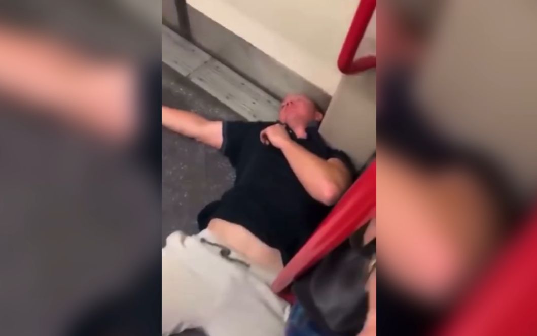 伦敦地铁上，白人种族主义者被一拳撂倒