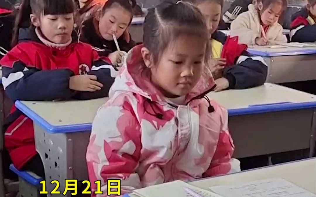 女生拿出卷子整整齐齐 男孩霸气甩出一坨塑料袋子 最后结局笑喷