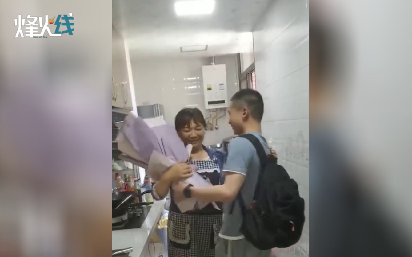 最好的礼物！边防战士时隔一年突然回家 妈妈一个动作让人泪目