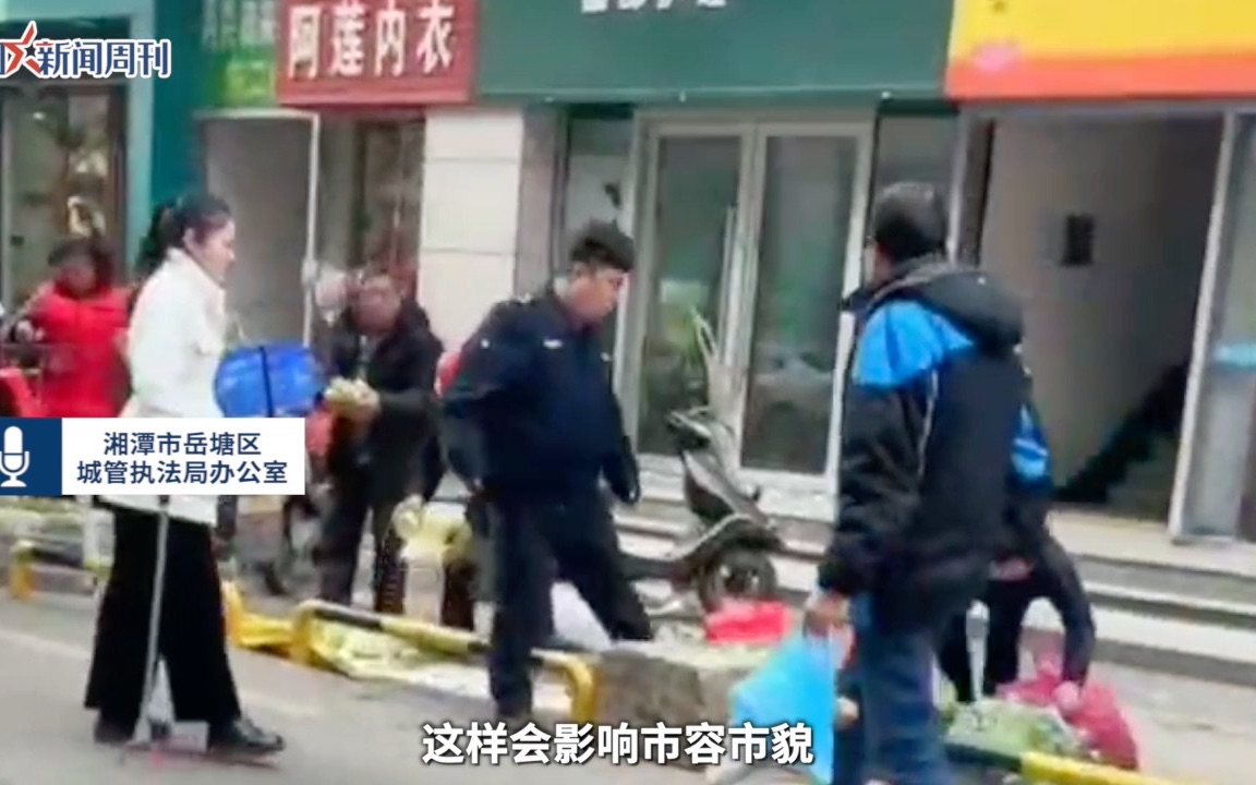 湖南湘潭一城管踢翻商贩菜摊