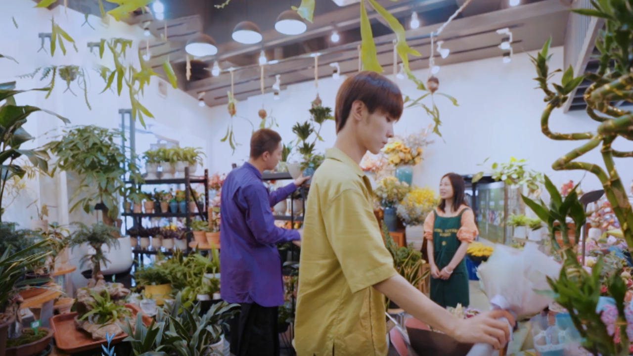 男明星买不起花？宋继扬董岩磊遇天价花店？最后的反应太可爱
