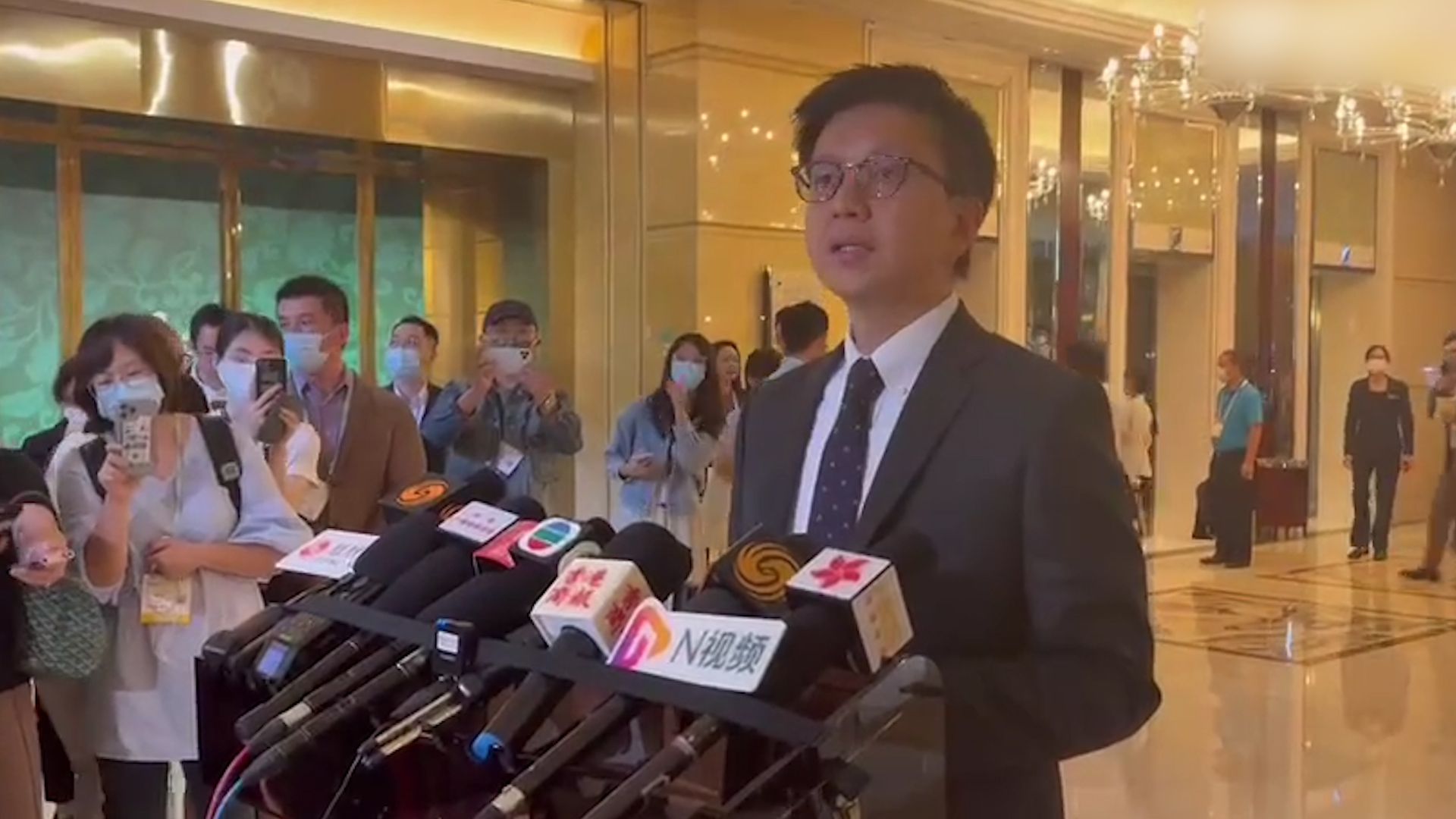 国泰航空行政总裁现场用普通话再次致歉：希望给机会改善服务