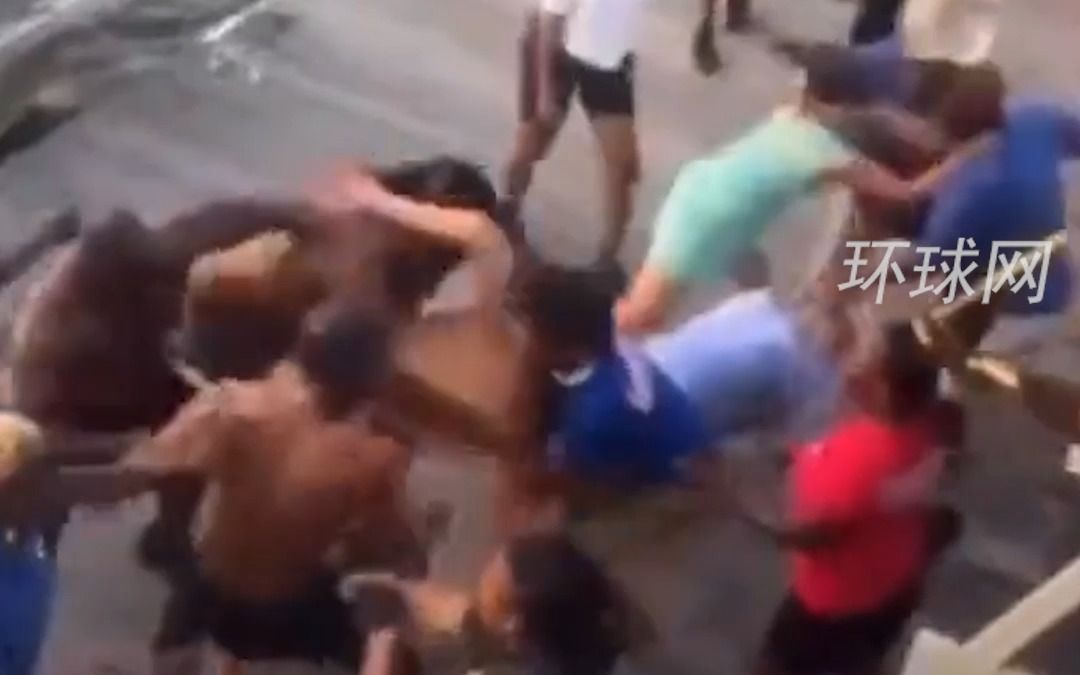 美国码头数十人互殴现场！一黑人遭白人围殴后，旁边黑人群众加入“混战”