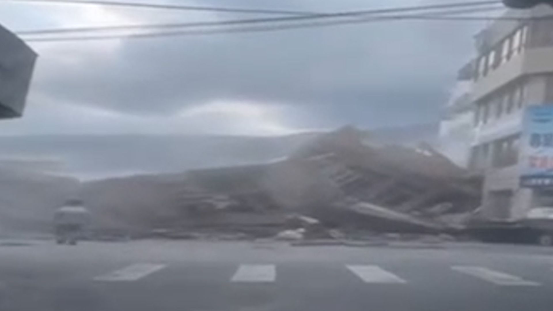 直击台湾6.9级地震：花莲传出大楼倒塌路人尖叫跑开 路面现大裂缝