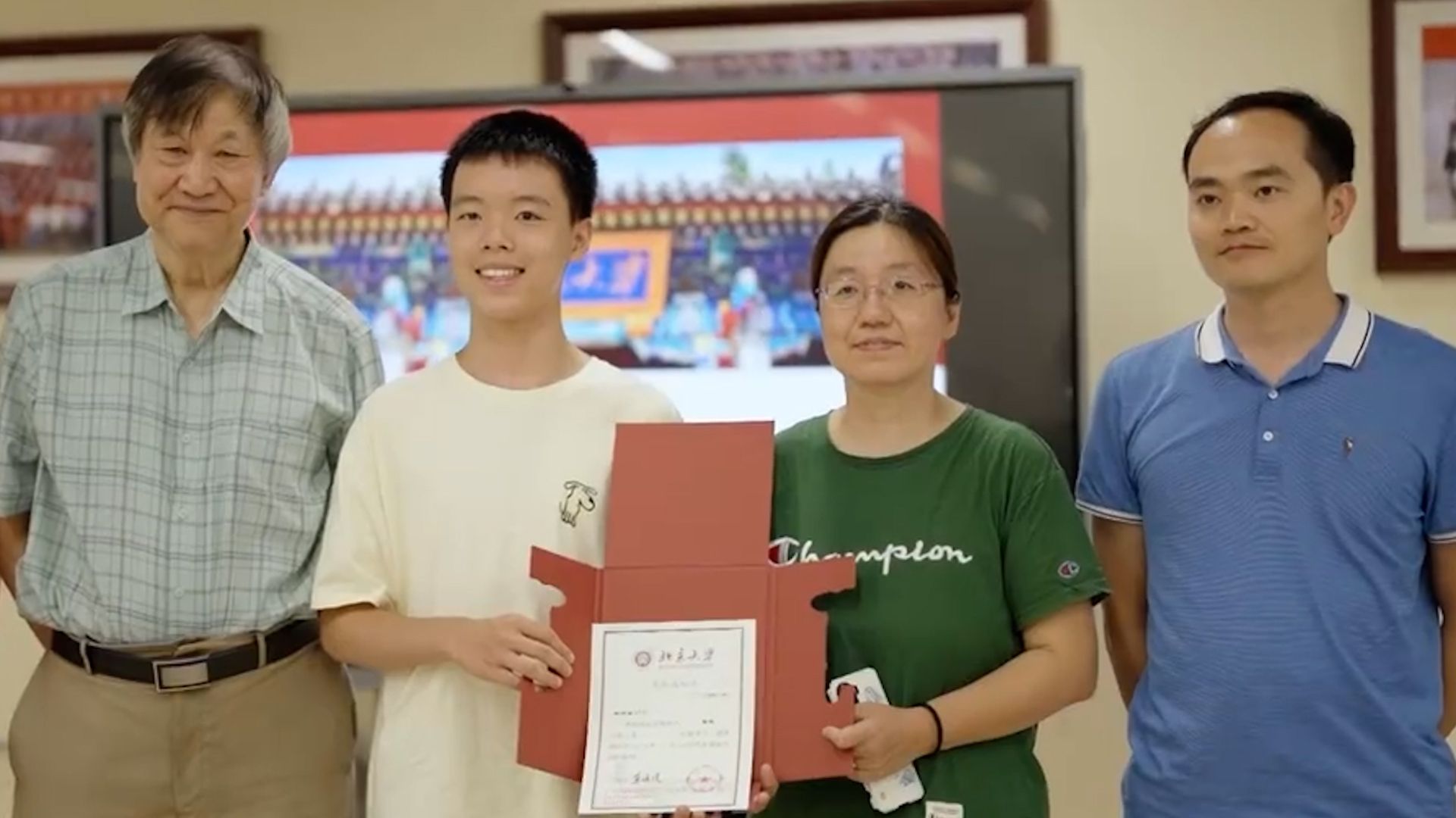 未来可期！北大首封录取通知书送出 14岁少年被物理学院录取