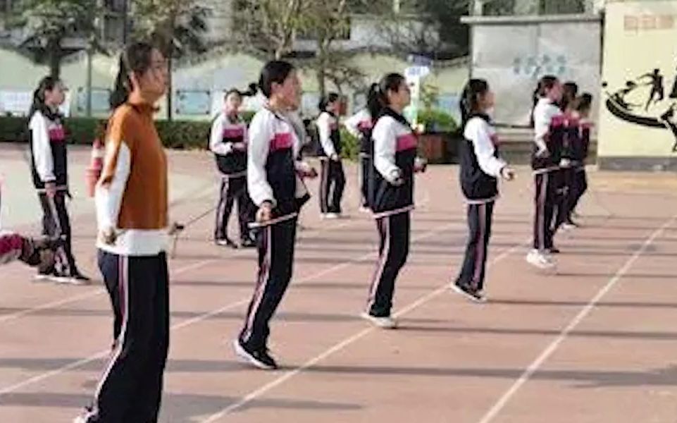 女子担心儿子长不高，买私教课逼他每天跳绳1000个！医生：无法恢复