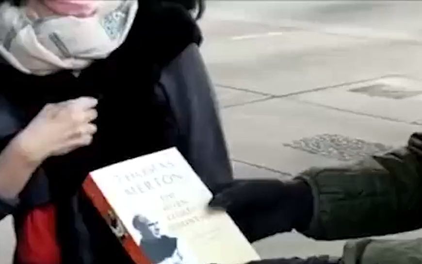 闹哪出？黎智英妻儿收押所外当场下跪 给黎送上一本《忏悔书》