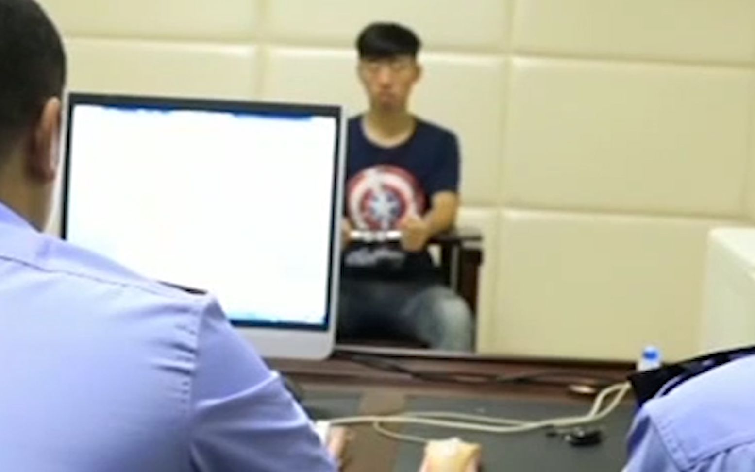 河南男子骑摩托追高铁，时速高达280公里，警察锁定了他