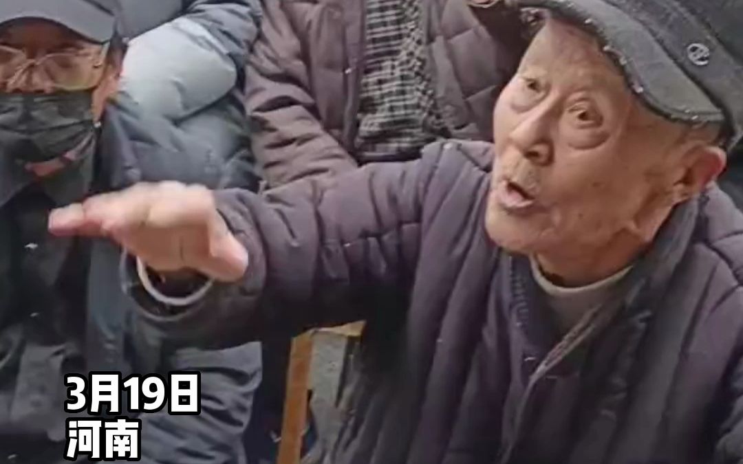 老戏迷台下点评演出赞不绝口，激动到假牙都掉了。“这是对剧团最大的肯定！”