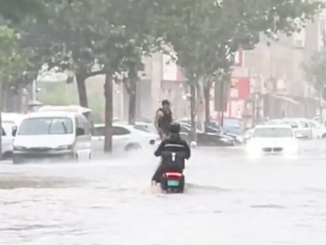 山东多地暴雨城市内涝，德州有人马路上“冲浪”，提醒市民外出注意安全！