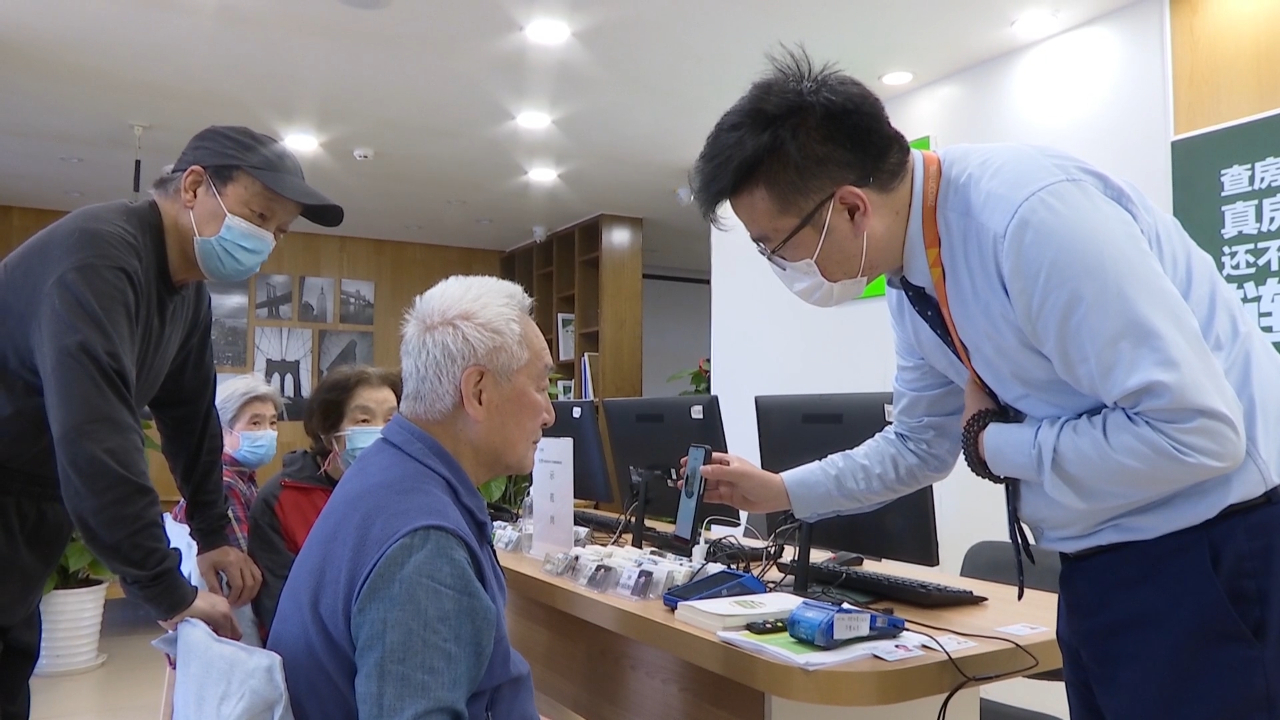 老人不会使用健康码，辖区企业为他们提供打印检测证明一条龙服务