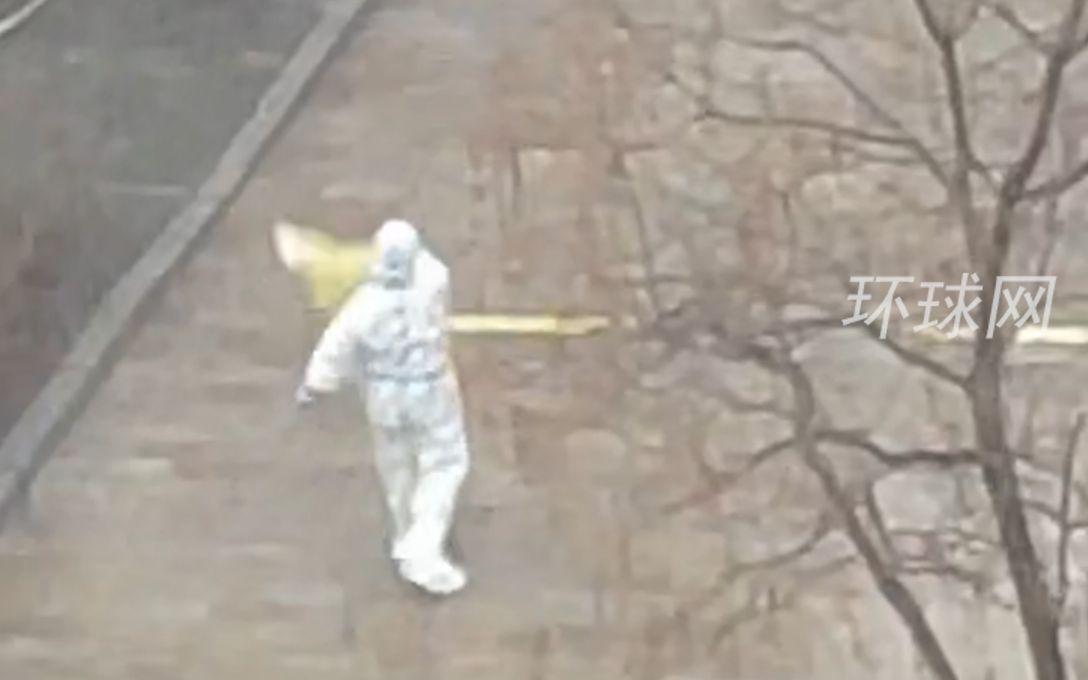 吉林志愿者完成任务雨中蹦跳 大爷一句“也是孩子”让人破防