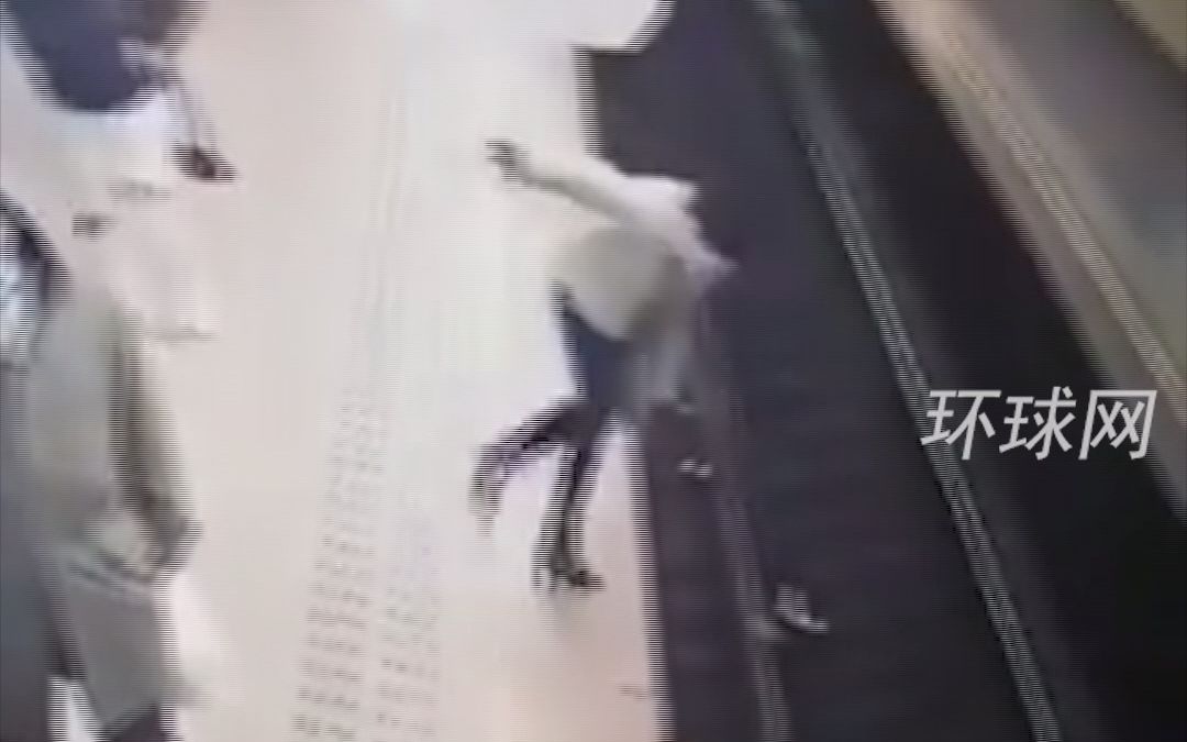 比利时一男子将乘客推下地铁站台，列车进站最后一刻刹住车