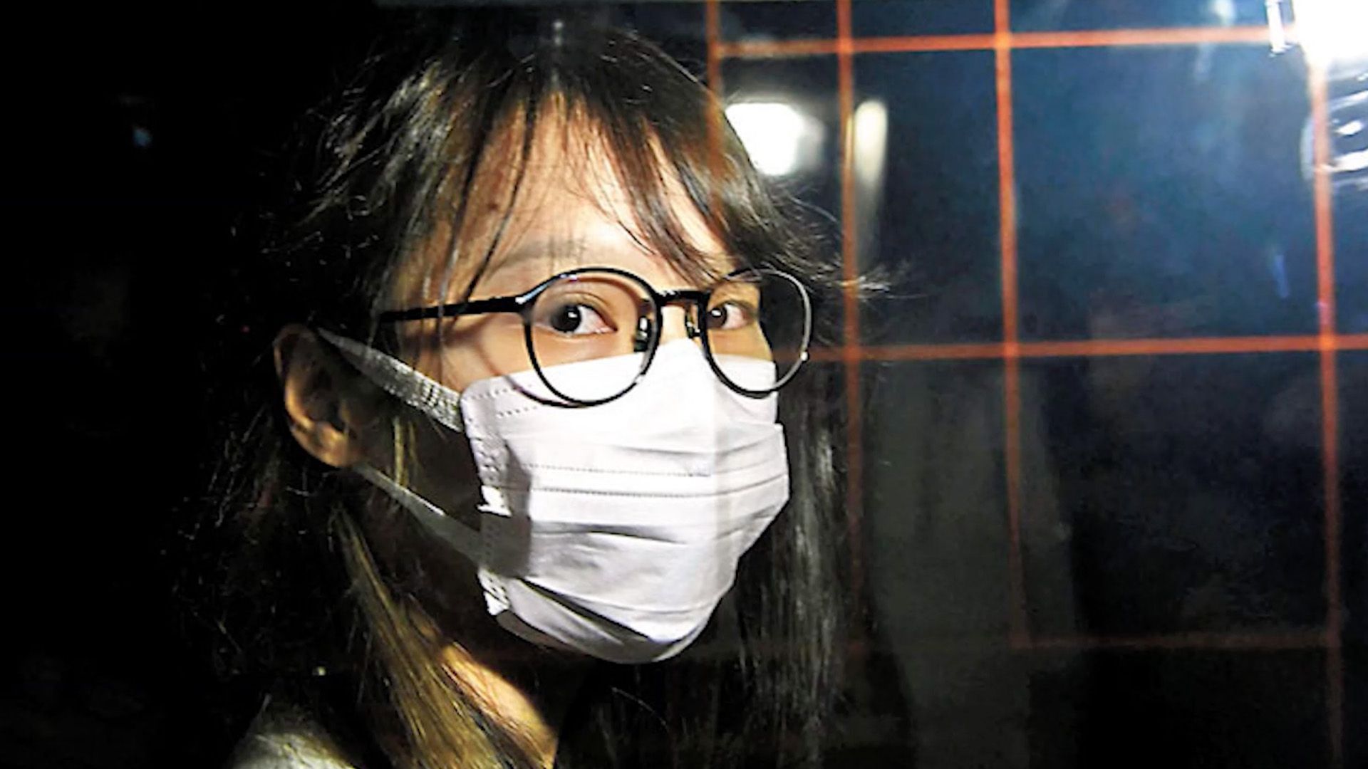 乱港分子周庭弃保潜逃 香港特区政府严正声明：全力追捕！