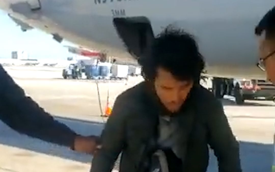 惊险！危地马拉男子为偷渡藏在飞机起落架内，经过2个多小时飞行后安全降落在美国