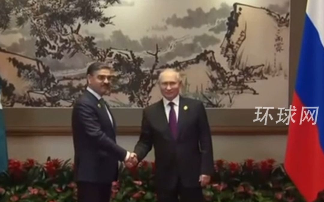 普京在北京会见巴基斯坦看守总理卡卡尔
