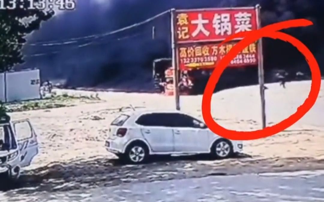 货车着火司机拼命开到空旷地带 跳下车时后背都冒着烟