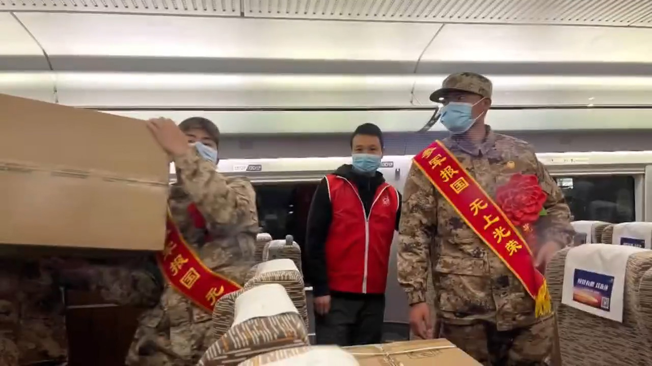 候车新兵遇到援吉防疫物资果断搬运