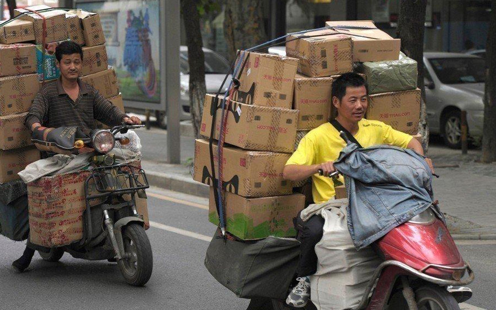 “3个大袋子送6楼 赚3块9毛钱” 快递小哥太难了