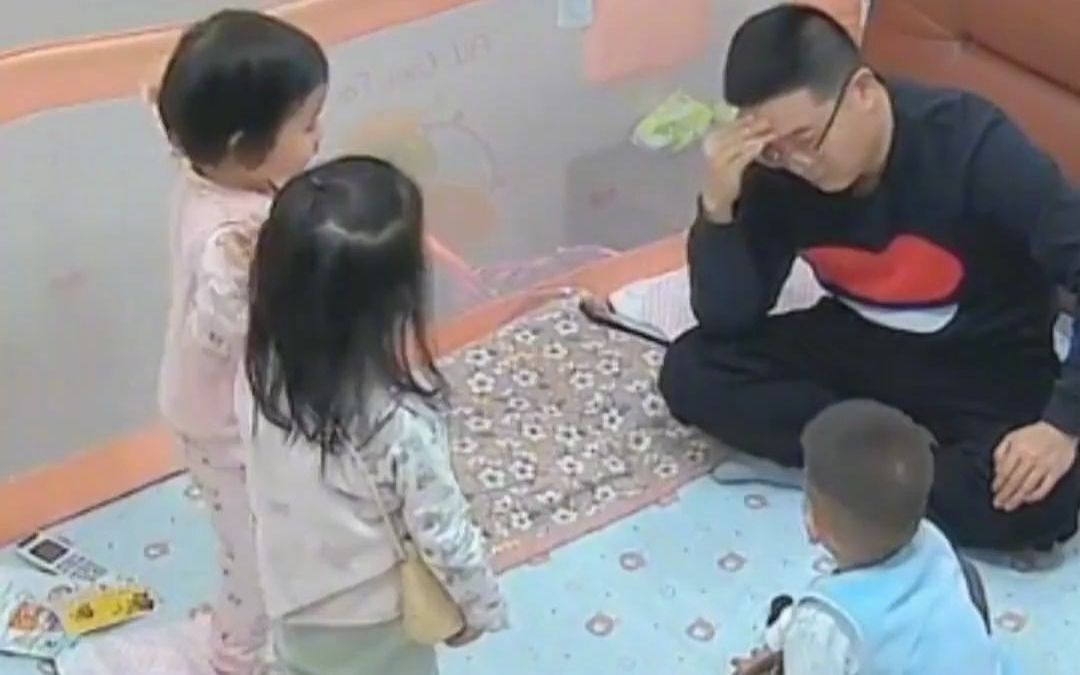 萌娃大哭爸爸怎么都哄不好，俩姐姐来上演“血脉压制”，弟弟不仅不哭了还乖巧道歉