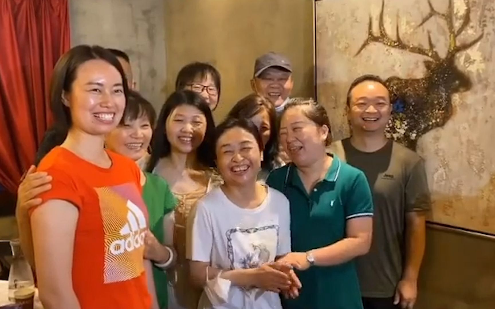 这就是亲人啊！援鄂医疗队员“回家”，火神山医患再相聚场面感人