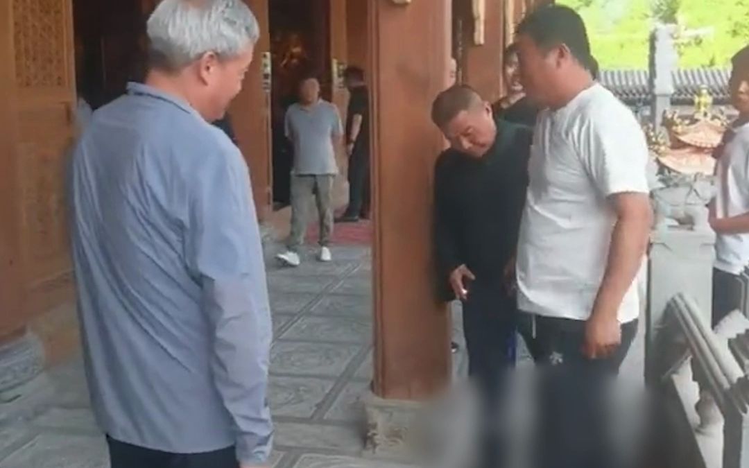 游客崴脚疼得无法走路，偶遇康复医院院长，瞬间治好了。男子丢掉拐杖，激动徘徊