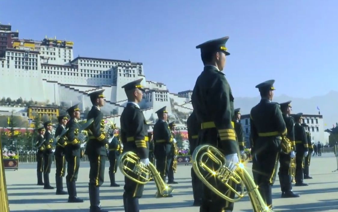 军民共庆隆重聚会！西藏军区业余军乐队布达拉宫前奏响时代乐章