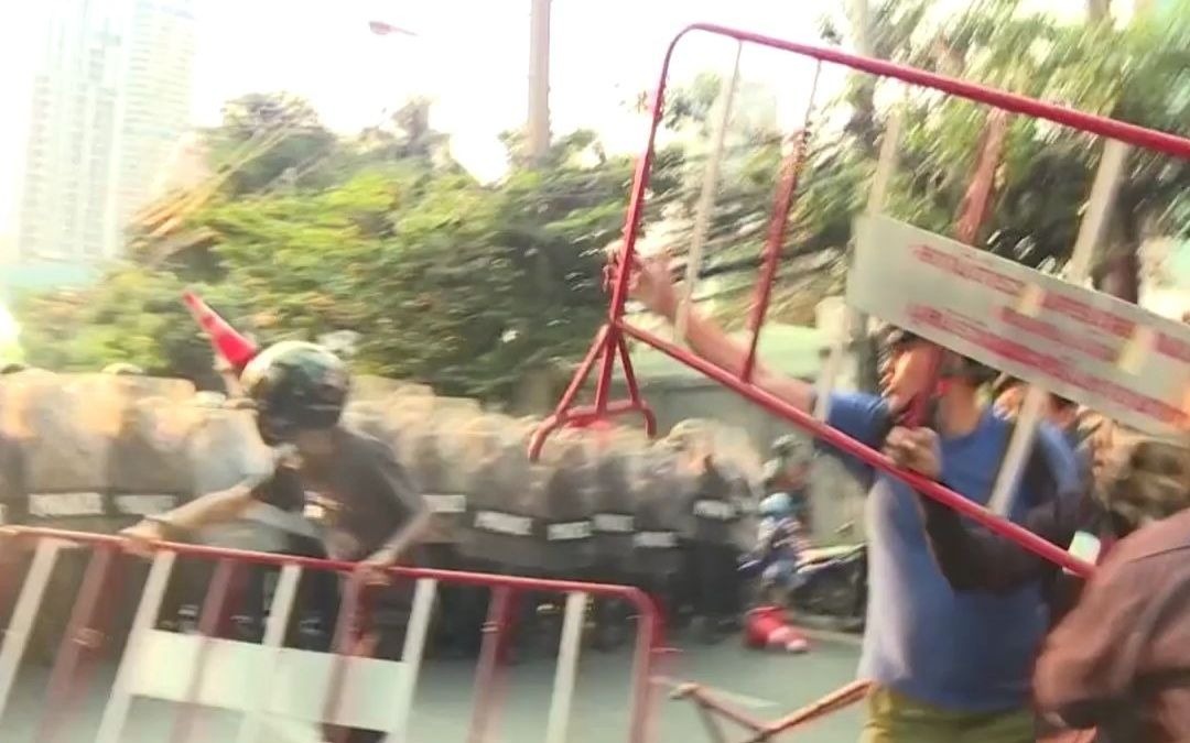 不满缅甸军政府接管政权，数百民众在缅甸驻泰使馆前抗议：路障“乱飞”场面混乱