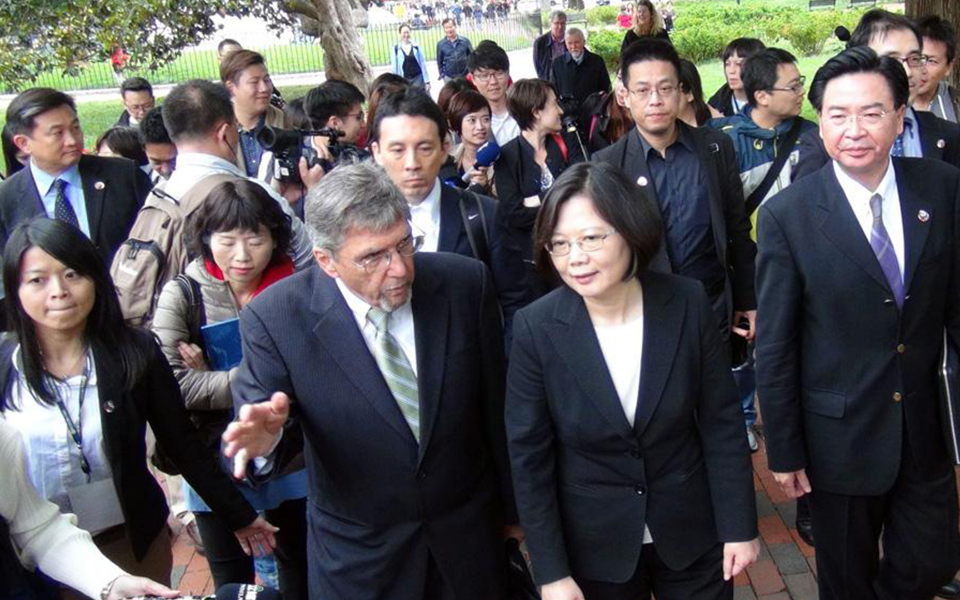民进党当局对美卑躬屈膝，开放美猪牛进口后，还有何谈判筹码？